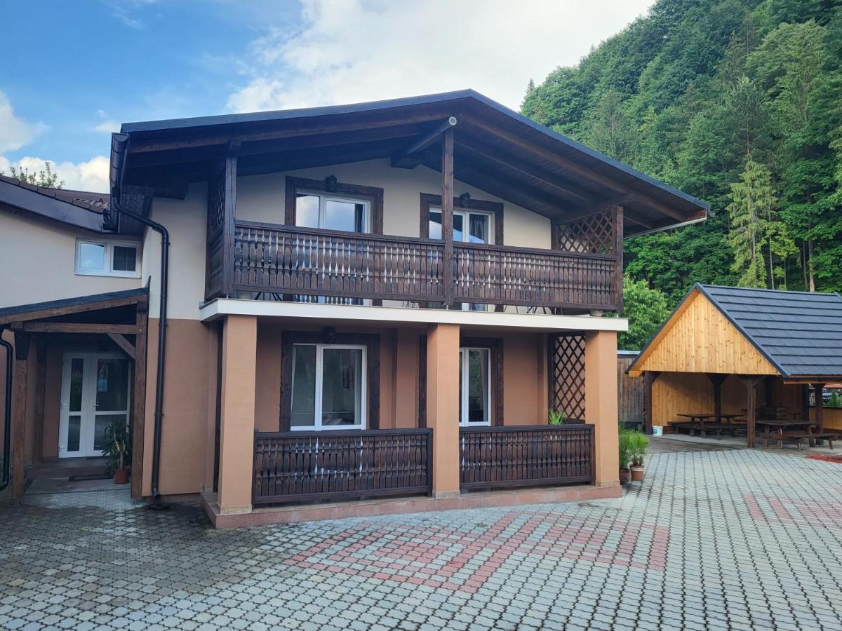 Penzion Jolla Cerveny Klastor Exterior photo